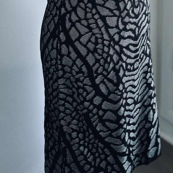 Carmen Marc Valvo Black & Grey Textured Jacquard Sleeveless Sheath Dress – US M - Picture 2 of 12